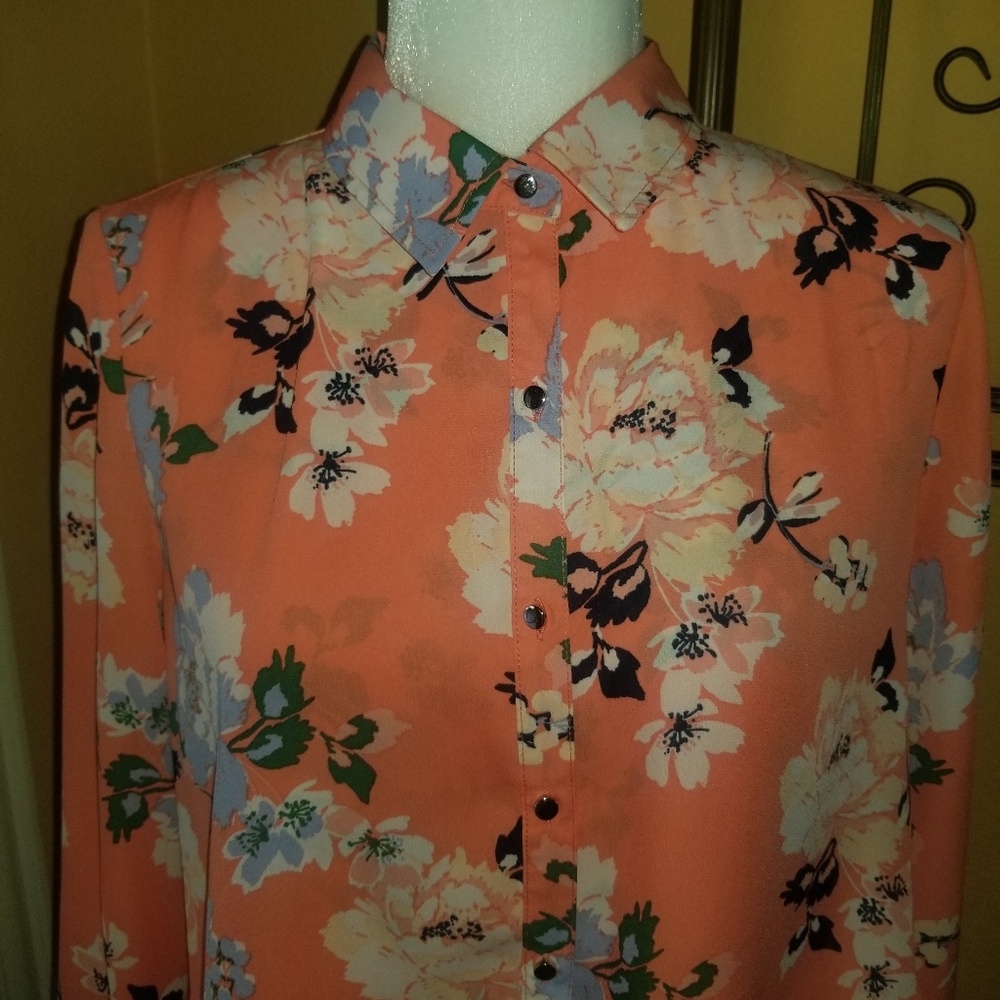 Simply Styled Blouse - Picture 2 of 9